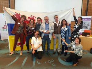 Stef Petit , manager Communicatie en Marketing van het medisch centrum Zuyderland neemt de Galjaardprijs 2017 in ontvangst met zijn team.